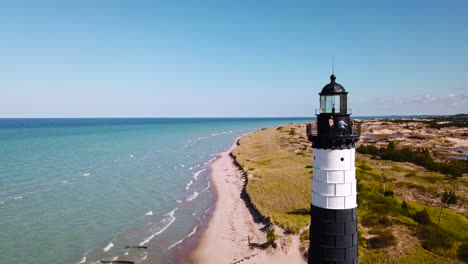 Antena-Sobre-El-Gran-Faro-De-Sable-Point-En-El-Lago-Michigan