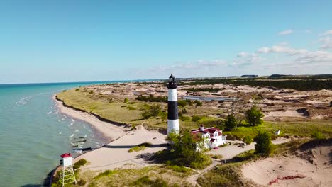 Antena-Sobre-El-Gran-Faro-De-Sable-Point-En-El-Lago-Michigan-1