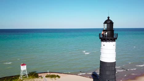 Antenne-über-Dem-Großen-Sable-Point-Lighthouse-Am-Lake-Michigan-2