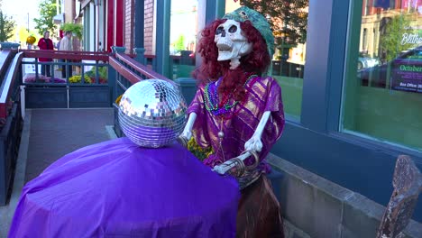 Esqueletos-De-Halloween-Y-Decoraciones-A-Lo-Largo-De-Main-Street-America-1