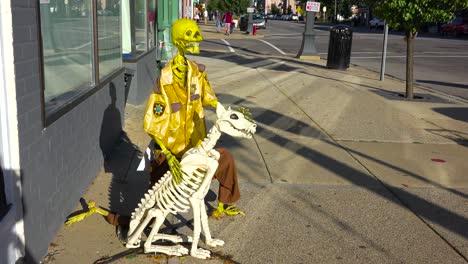 Halloween-Skelette-Und-Dekorationen-Entlang-Der-Hauptstraße-Amerika-3
