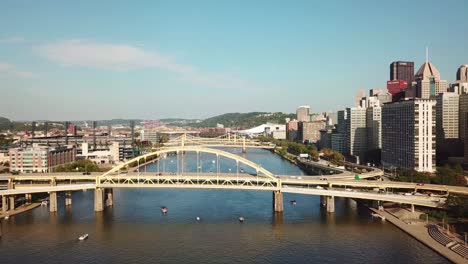 Hermosa-Antena-Sobre-Puentes-Sobre-El-Río-Monongahela-Hasta-El-Horizonte-Del-Centro-De-Pittsburgh,-Pennsylvania
