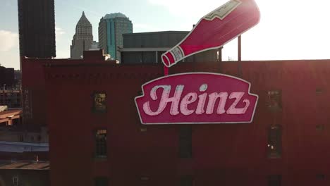 Aumento-De-La-Antena-De-La-Fábrica-Y-Museo-De-Ketchup-Heinz-En-Pittsburgh,-Pennsylvania