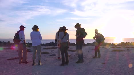 Ecuadorianischer-Führer-Und-Naturforscher-Hält-Einen-Vortrag-Vor-Einer-Gruppe-Von-Touristen-Auf-Den-Galapagos-Inseln