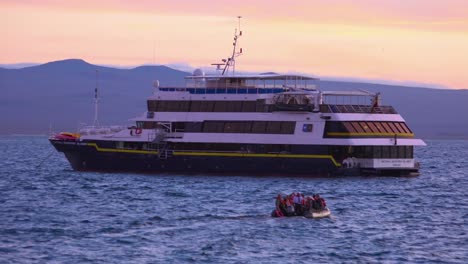 Touristen-Kehren-Zu-Einem-Forschungsboot-Auf-Den-Galapagos-Inseln-Zurück