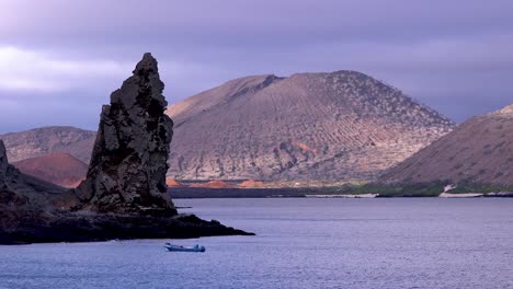 Roca-Pináculo-Un-Cono-De-Toba-Volcánica-Es-Un-Hito-En-Las-Islas-Galápagos