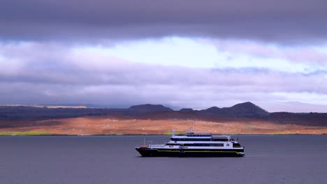 Ein-Boot-Liegt-Vor-Den-Galapagos-Inseln-Vor-Anker