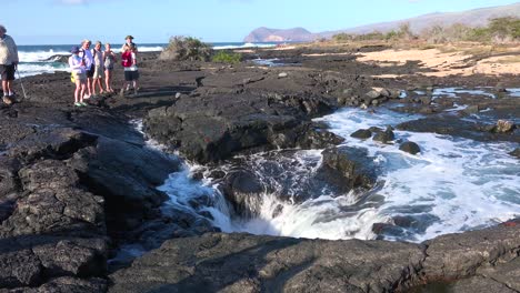 Wasser-Fließt-In-Ein-Blasloch-Auf-Den-Galapagos-Inseln