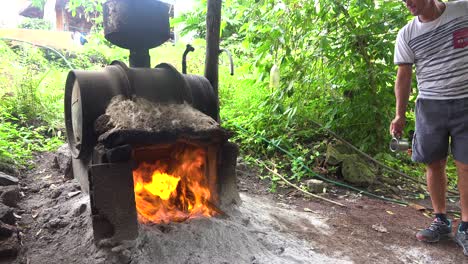 Ein-Mondscheiner-Bläst-Selbstgemachten-Alkohol-In-Ein-Feuer-Und-Verursacht-Eine-Flammenexplosion-1