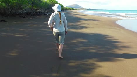 Ein-Forscher-Geht-An-Einem-Strand-Auf-Den-Galapagos-Inseln,-Ecuador,-Spazieren
