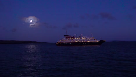 Un-Barco-Navega-En-El-Mar-A-La-Luz-De-La-Luna