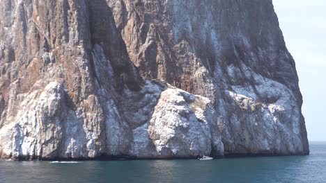 Aufnahme-Einer-Felsformation-Auf-Den-Galapagos-inseln-Ecuador-Von-Einem-Boot-Aus-1