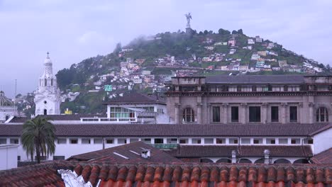 Wolken-Ziehen-über-Die-Dächer-Und-Hänge-Von-Quito-Ecuador