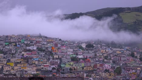 Wolken-Ziehen-über-Die-Dächer-Und-Hänge-Von-Quito-Ecuador-1