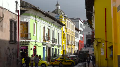 Aufnahme-Der-Belebten-Straßen-Von-Quito-Ecuador-1