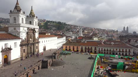 Eine-Hübsche-Aufnahme-Von-Quito-Ecuador-Mit-Der-Kirche-Von-San-Francisco-Und-Dem-Konvent-Im-Vordergrund-1