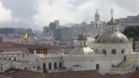 Establecimiento-De-Tiro-En-Los-Tejados-De-Quito-Ecuador-Con-Iglesias-Y-El-Distrito-Comercial-Del-Centro-Distante