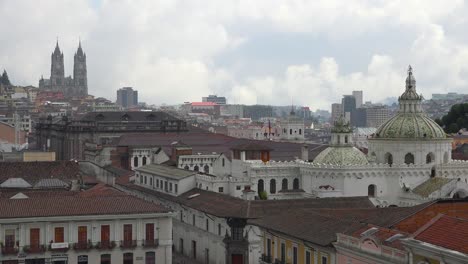 Establecimiento-De-Tiro-En-Los-Tejados-De-Quito-Ecuador-Con-Iglesias-Y-Distrito-Comercial-Del-Centro-Distante-1
