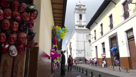 Los-Peatones-Caminan-Por-Las-Calles-Adoquinadas-De-Quito-Ecuador-Con-Palomas-En-Primer-Plano-1