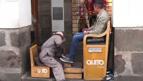 Un-Hombre-Tiene-Zapatos-Lustrados-En-Las-Calles-De-Quito-Ecuador