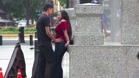 Ein-Mann-Versucht,-Einer-Jungen-Dame-Auf-Den-Straßen-Von-Guayaquil-Ecuador-Einen-Kuss-Zu-Stehlen