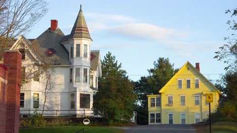 Antiguas-Casas-Victorianas-A-Lo-Largo-De-Una-Calle-Tranquila-En-Nueva-Inglaterra