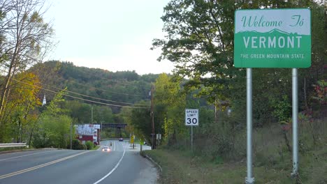 Un-Cartel-Da-La-Bienvenida-A-Los-Visitantes-De-Vermont.