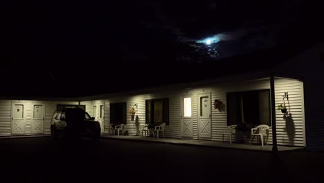 Toma-De-Establecimiento-De-Un-Motel-De-Carretera-Bajo-La-Luna-Llena-Por-La-Noche-2