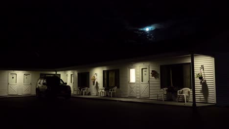 Toma-De-Establecimiento-De-Un-Motel-De-Carretera-Bajo-La-Luna-Llena-Por-La-Noche-3