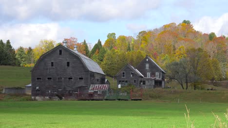 Zeitraffer-Hinter-Einer-Hübschen-Alten-Scheune-Und-Einem-Bauernhaus-In-Vermont