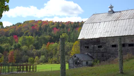 A-pretty-old-barn-and-farmhouse-in-rural-Vermont-1