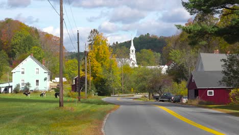 Eine-Charmante-Kleine-Dorfszene-In-Vermont-Mit-Kirchenbauernhaus-Und-Kühen