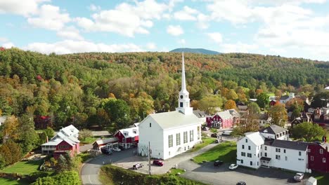 Eine-Wunderschöne-Antenne-über-Stowe-Vermont-Fängt-Perfekt-Die-Schönheit-Einer-Kleinstadt-In-Amerika-Oder-Neuenglands-Ein