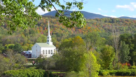 La-Iglesia-Y-El-Campanario-De-Stowe-Vermont-Captura-Perfectamente-La-Belleza-De-Una-Pequeña-Ciudad-De-América-O-De-Nueva-Inglaterra