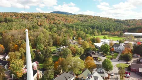 Eine-Wunderschöne-Antenne-über-Stowe-Vermont-Fängt-Perfekt-Die-Schönheit-Einer-Kleinstadt-In-Amerika-Oder-Neuenglands-Ein