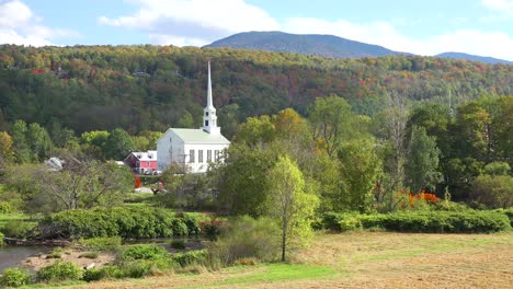 El-Lapso-De-Tiempo-De-La-Iglesia-Y-El-Campanario-De-Stowe-Vermont-Captura-Perfectamente-La-Belleza-De-La-Pequeña-Ciudad-De-América-O-Nueva-Inglaterra
