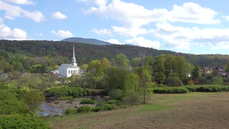 Zeitraffer-Der-Kirche-Und-Des-Kirchturms-In-Stowe-Vermont-Fängt-Perfekt-Die-Schönheit-Der-Kleinstadt-Amerika-Oder-Neuenglands-Ein