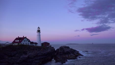 Aufnahme-Des-Leuchtturms-Von-Portland-Head-In-Portland-Maine-In-Der-Abenddämmerung