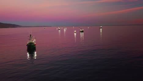 Antenne-Von-Tintenfischfischern-Mit-Fischerbooten,-Die-Von-Hellen-Scheinwerfern-Vor-Der-Küste-Von-Malibu-Kalifornien-Beleuchtet-Werden