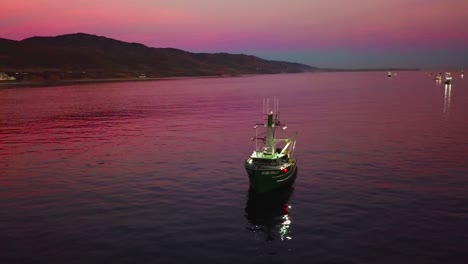 Antena-De-Pescadores-De-Calamar-Con-Barcos-De-Pesca-Iluminados-Por-Focos-Brillantes-Frente-A-La-Costa-De-Malibu,-California-1