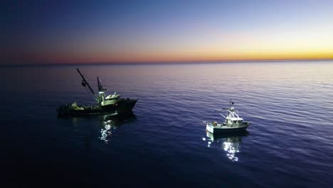Antenne-Von-Tintenfischfischern-Mit-Fischerbooten,-Beleuchtet-Von-Hellen-Scheinwerfern-Vor-Der-Küste-Von-Malibu-Kalifornien-5