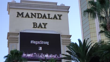 2017---Schild-Vor-Dem-Mandalay-Bay-Hotel-Ehrt-Die-Opfer-Nach-Amerikas-Schlimmsten-Massenerschießungen-In-Las-Vegas