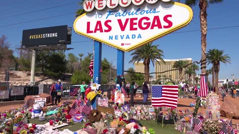2017---Tausende-Von-Kerzen-Und-Schildern-Bilden-Ein-Provisorisches-Denkmal-Am-Fuße-Des-Schildes-&quot;Willkommen-In-Las-Vegas&quot;-Nach-Amerikas-Schlimmster-Massenerschießung