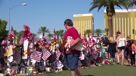 2017---Tausende-Von-Kerzen-Und-Schildern-Bilden-Ein-Provisorisches-Denkmal-Am-Fuße-Des-Schildes-&quot;Willkommen-In-Las-Vegas&quot;-Nach-Amerikas-Schlimmster-Massenerschießung-13