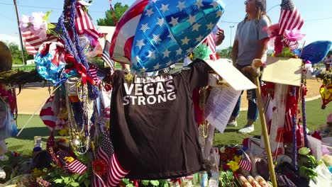 2017---Tausende-Von-Kerzen-Und-Schildern-Bilden-Ein-Provisorisches-Denkmal-Am-Fuße-Des-Schildes-&quot;Willkommen-In-Las-Vegas&quot;-Nach-Amerikas-Schlimmster-Massenerschießung-25