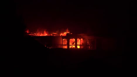 Una-Casa-Grande-Se-Quema-Por-La-Noche-Durante-El-Incendio-De-Thomas-2017-En-El-Condado-De-Ventura,-California