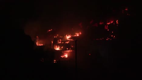 Häuser-Brennen-Nachts-Während-Eines-Großen-Lauffeuers-In-Südkalifornien