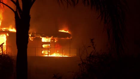 Schwenken-Sie-Hinüber,-Um-Ein-Brennendes-Haus-Nachts-Während-Des-Thomasfeuers-2017-In-Ventura-County-Kalifornien-Zu-Enthüllen