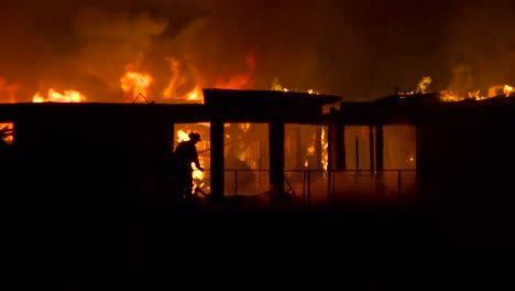 Los-Bomberos-Vierten-Agua-Sobre-Una-Casa-En-Llamas-Por-La-Noche-Durante-El-Incendio-De-Thomas-2017-En-El-Condado-De-Ventura,-California