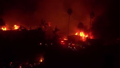 Häuser-Brennen-In-Einem-Inferno-In-Der-Nacht-Während-Des-Thomas-Feuers-2017-In-Ventura-County-Kalifornien